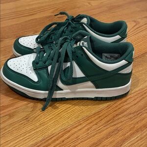 Nike Forest Green and White Nike dunk low size 6 youth.